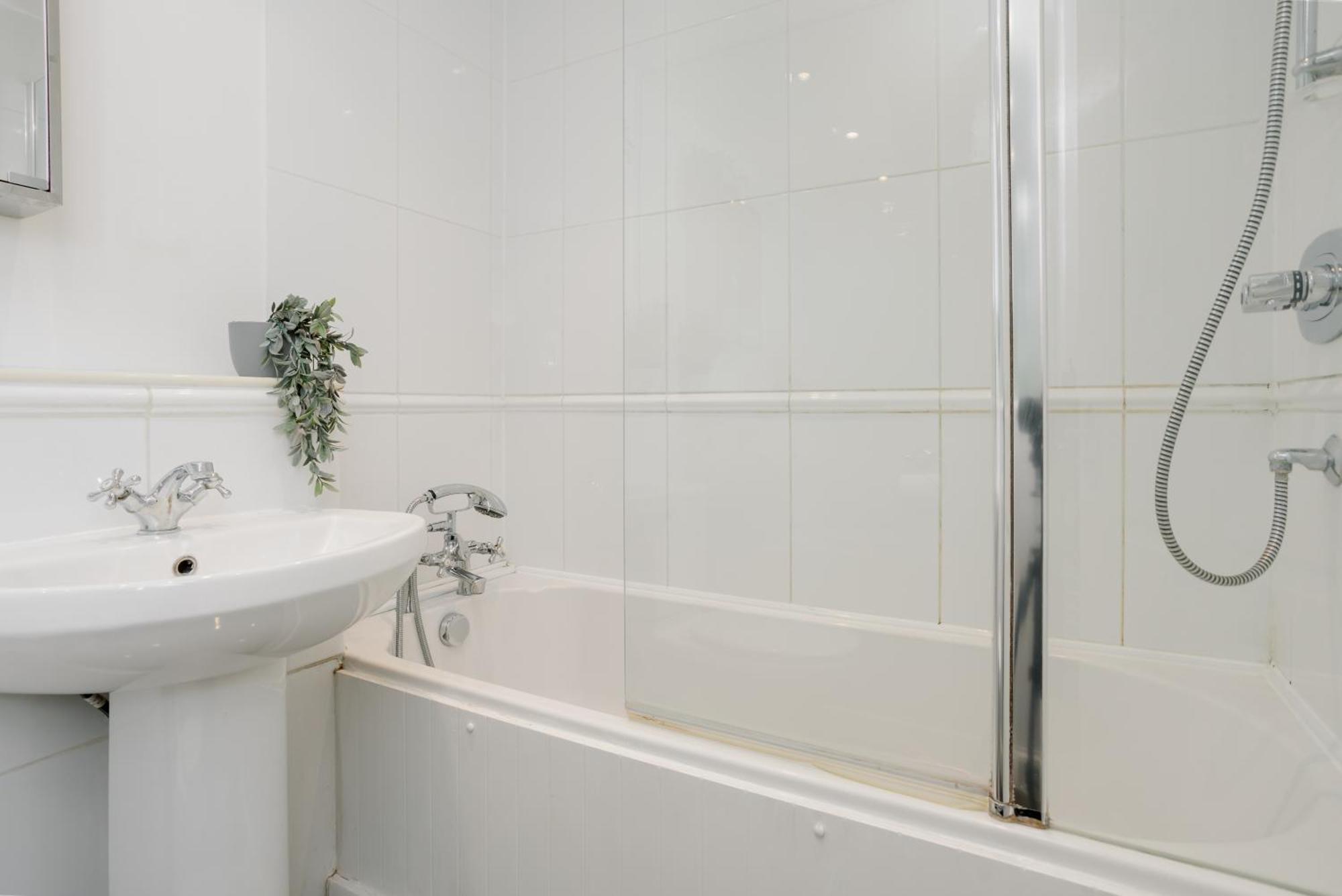 Starhost Residences - Central 3 Bed Apartment At Regents Court, Newbury Newbury  Exterior foto